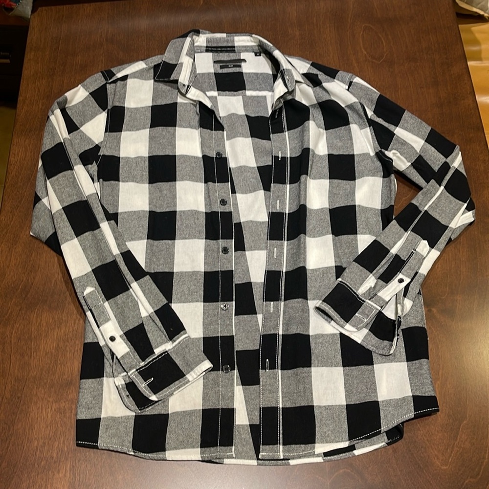 Men’s loose fit checkered button down shirt. Size M